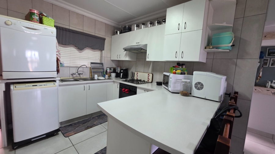 3 Bedroom Property for Sale in Hartenbos Central Western Cape